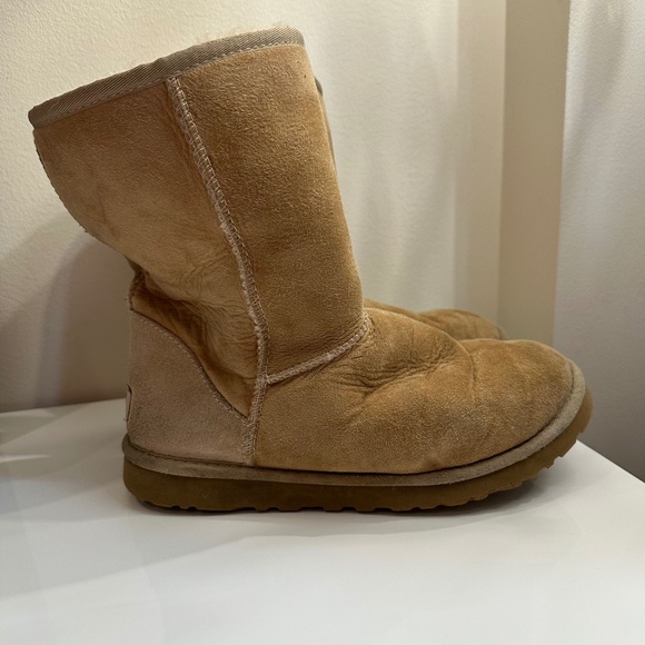 Ugg Classic Short Boot - Picture 1 of 8